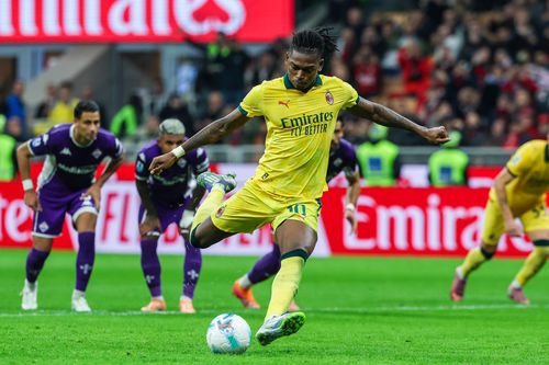 Rafael Leao a marcat golurile victoriei cu Fiorentina (2-1), cu care AC Milan a trecut cu un punct peste Inter în topul Seriei A / Foto: Imago