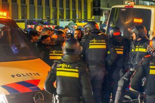 Haos pe străzi înaintea meciului lui Dennis Man din Liga Campionilor: poliția a arestat 180 de fani