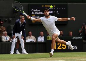 Carlos Alcaraz peste Rafael Nadal! Racheta folosită la Wimbledon 2023 a fost vândută pe o sumă mare