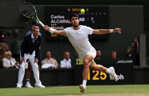 Carlos Alcaraz peste Rafael Nadal! Racheta folosită la Wimbledon 2023 a fost vândută pe o sumă mare