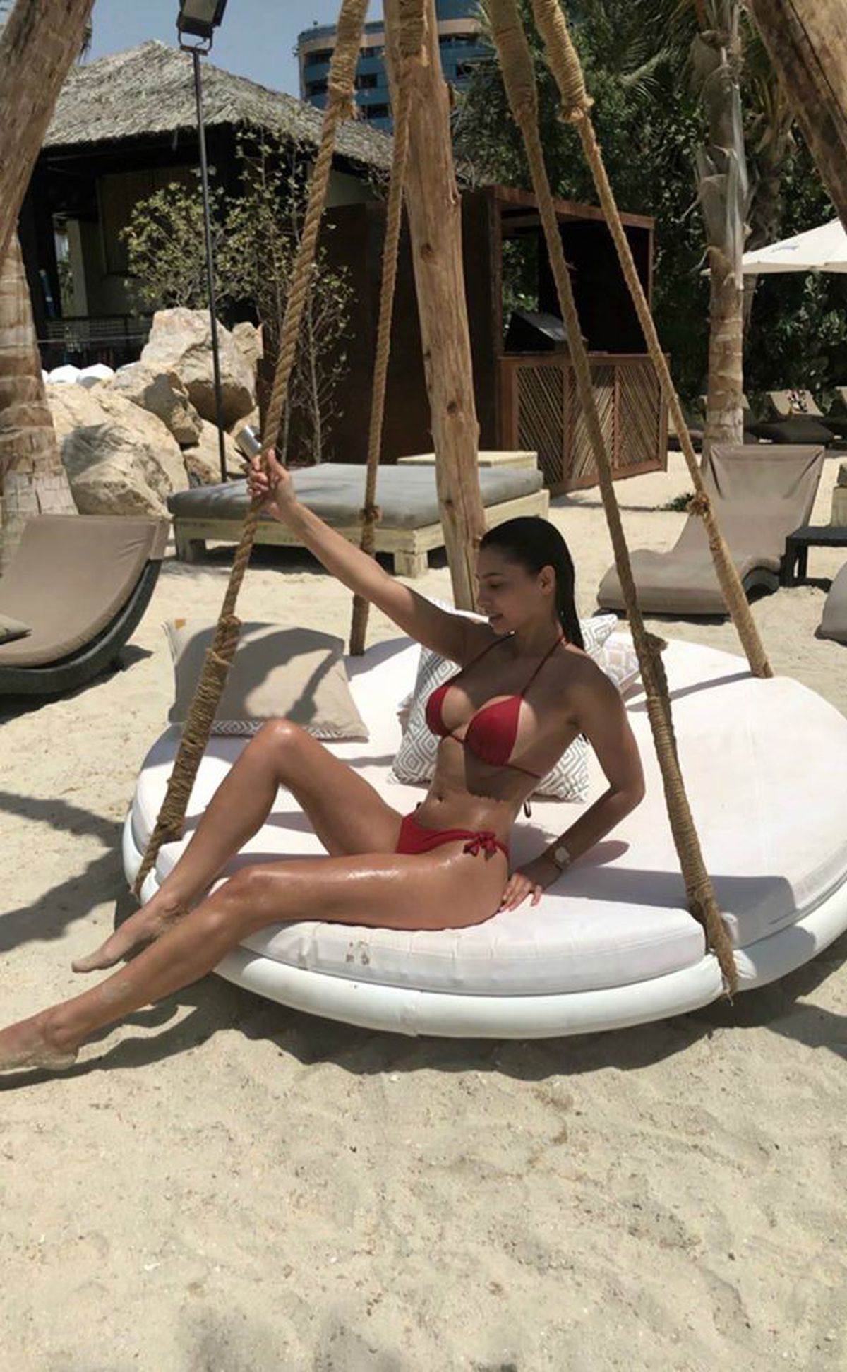 VIDEO+FOTO Genuflexiuni cu bara pentru un posterior bombat » Voluptoasa Roxana Dumitru în acțiune