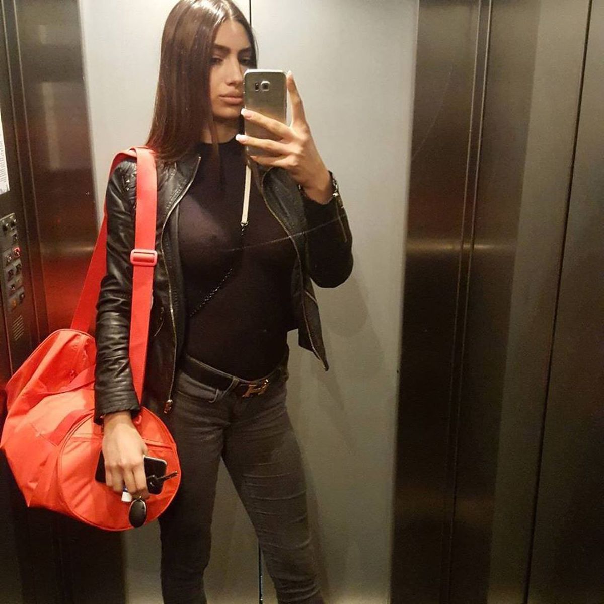 VIDEO+FOTO Genuflexiuni cu bara pentru un posterior bombat » Voluptoasa Roxana Dumitru în acțiune