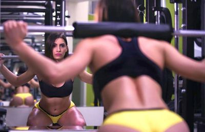 VIDEO+FOTO Genuflexiuni cu bara pentru un posterior bombat » Voluptoasa Roxana Dumitru în acțiune