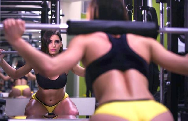 VIDEO+FOTO Genuflexiuni cu bara pentru un posterior bombat » Voluptoasa Roxana Dumitru în acțiune