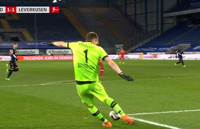 VIDEO Autogol uluitor în Bundesliga! Cum a comis-o portarul lui Bayer Leverkusen
