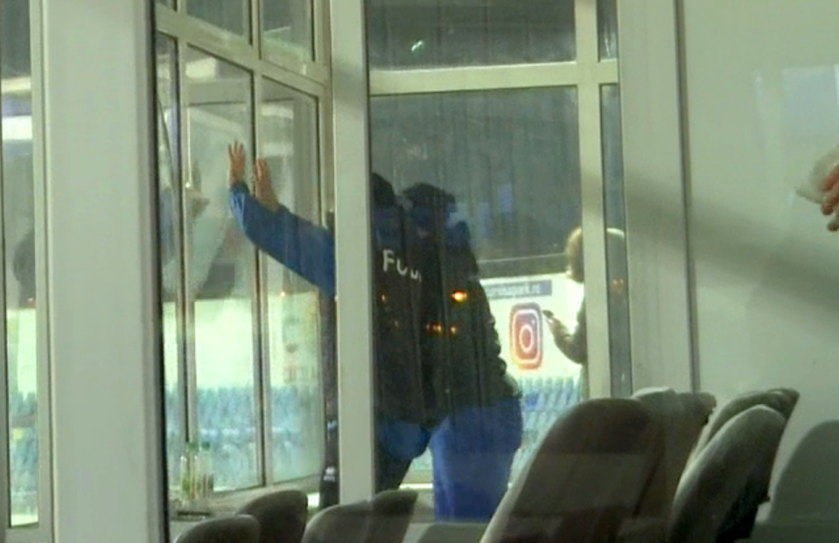 VIDEO EXCLUSIV Un patron din Liga 1 nu și-a menajat antrenorul după ce a făcut scandal în timpul unui meci: „Făcea «ham, ham» ca un câine dresat să muște”