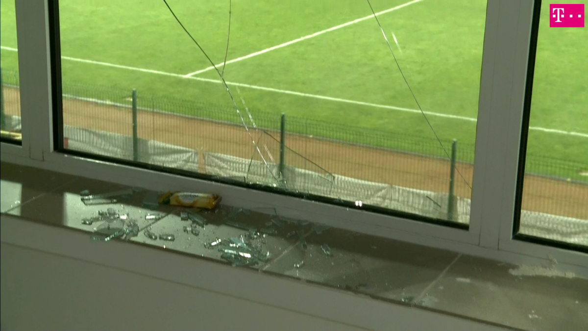 VIDEO EXCLUSIV Un patron din Liga 1 nu și-a menajat antrenorul după ce a făcut scandal în timpul unui meci: „Făcea «ham, ham» ca un câine dresat să muște”