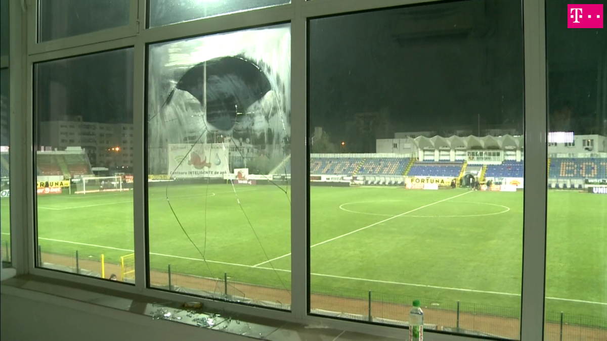 VIDEO EXCLUSIV Un patron din Liga 1 nu și-a menajat antrenorul după ce a făcut scandal în timpul unui meci: „Făcea «ham, ham» ca un câine dresat să muște”