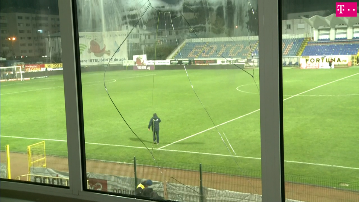 VIDEO EXCLUSIV Un patron din Liga 1 nu și-a menajat antrenorul după ce a făcut scandal în timpul unui meci: „Făcea «ham, ham» ca un câine dresat să muște”