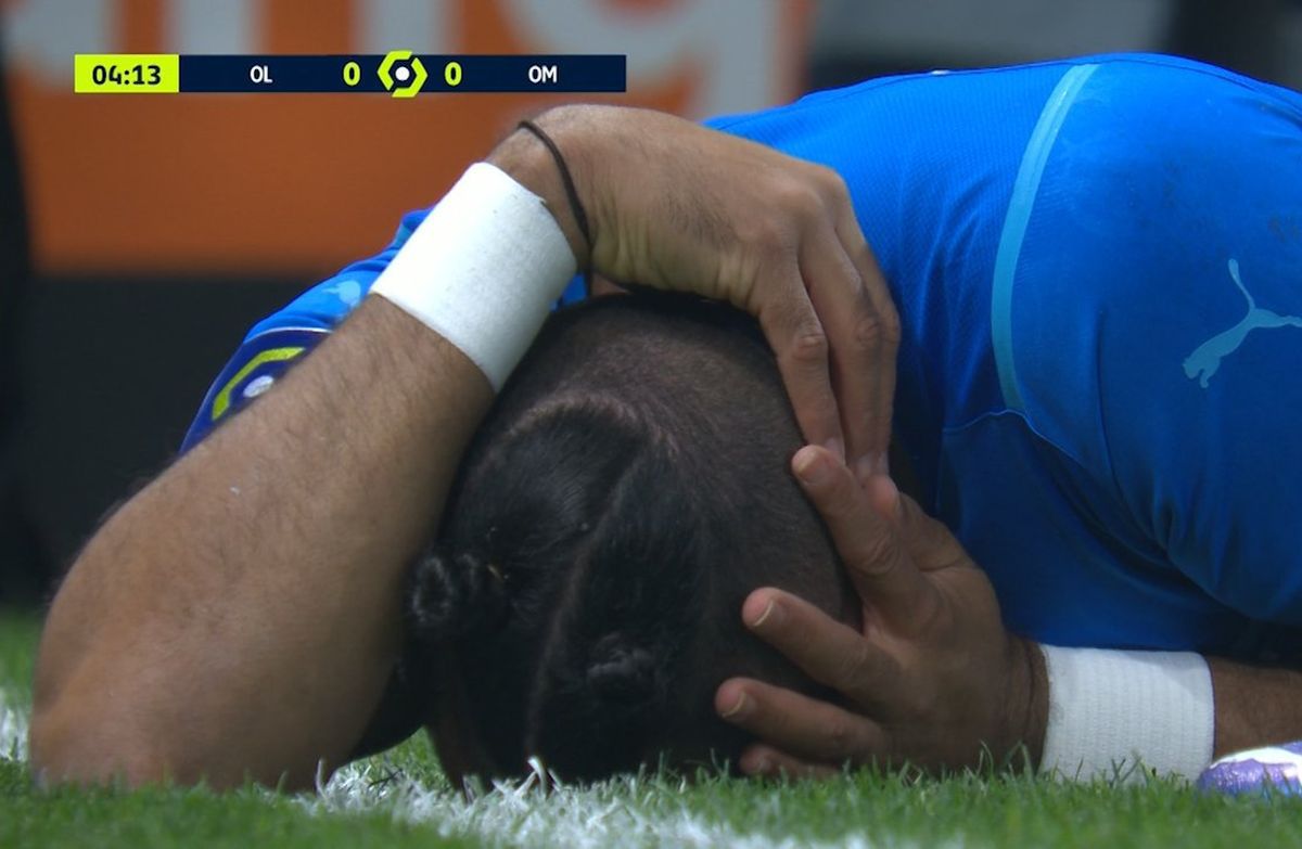 Derby-ul Lyon - Marseille, întrerupt din cauza fanilor! Payet, lovit în timp ce executa un corner + scandal și la vestiare