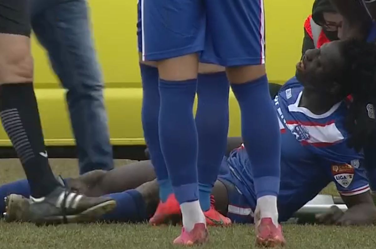 Emoții la CSC Șelimbăr - FC Buzău » Jucător scos cu ambulanța de pe gazon după ce a încasat o lovitură la nivelul capului