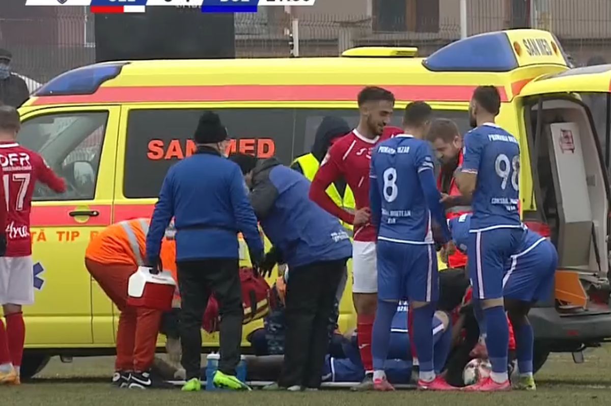 Emoții la CSC Șelimbăr - FC Buzău » Jucător scos cu ambulanța de pe gazon după ce a încasat o lovitură la nivelul capului