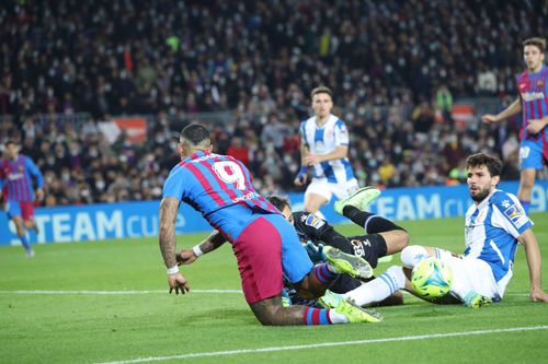Penalty-ul obținut de Depay în Barcelona - Espanyol, scor 1-0.
Foto: Imago