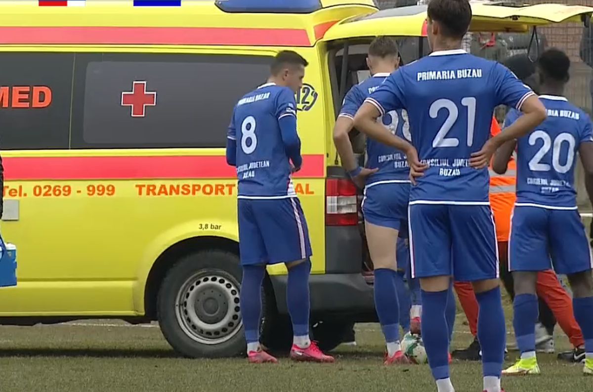 Emoții la CSC Șelimbăr - FC Buzău » Jucător scos cu ambulanța de pe gazon după ce a încasat o lovitură la nivelul capului