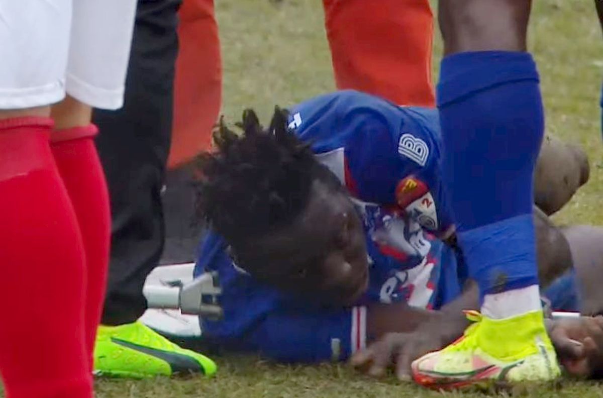 Emoții la CSC Șelimbăr - FC Buzău » Jucător scos cu ambulanța de pe gazon după ce a încasat o lovitură la nivelul capului