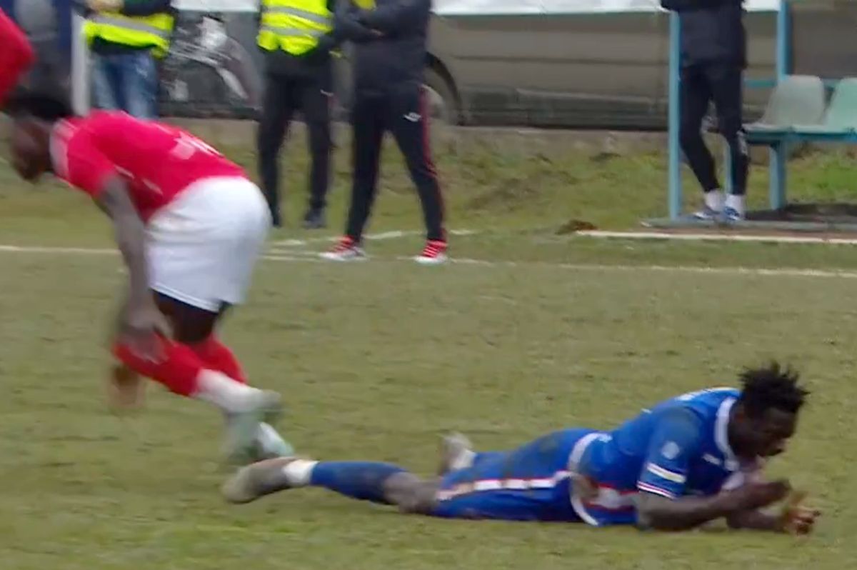 Emoții la CSC Șelimbăr - FC Buzău » Jucător scos cu ambulanța de pe gazon după ce a încasat o lovitură la nivelul capului