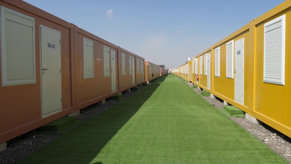 Controversă și cu micul dejun primit de fanii cazați în „orașul” de containere din Doha: „200 de lire pe noapte pentru asta?”