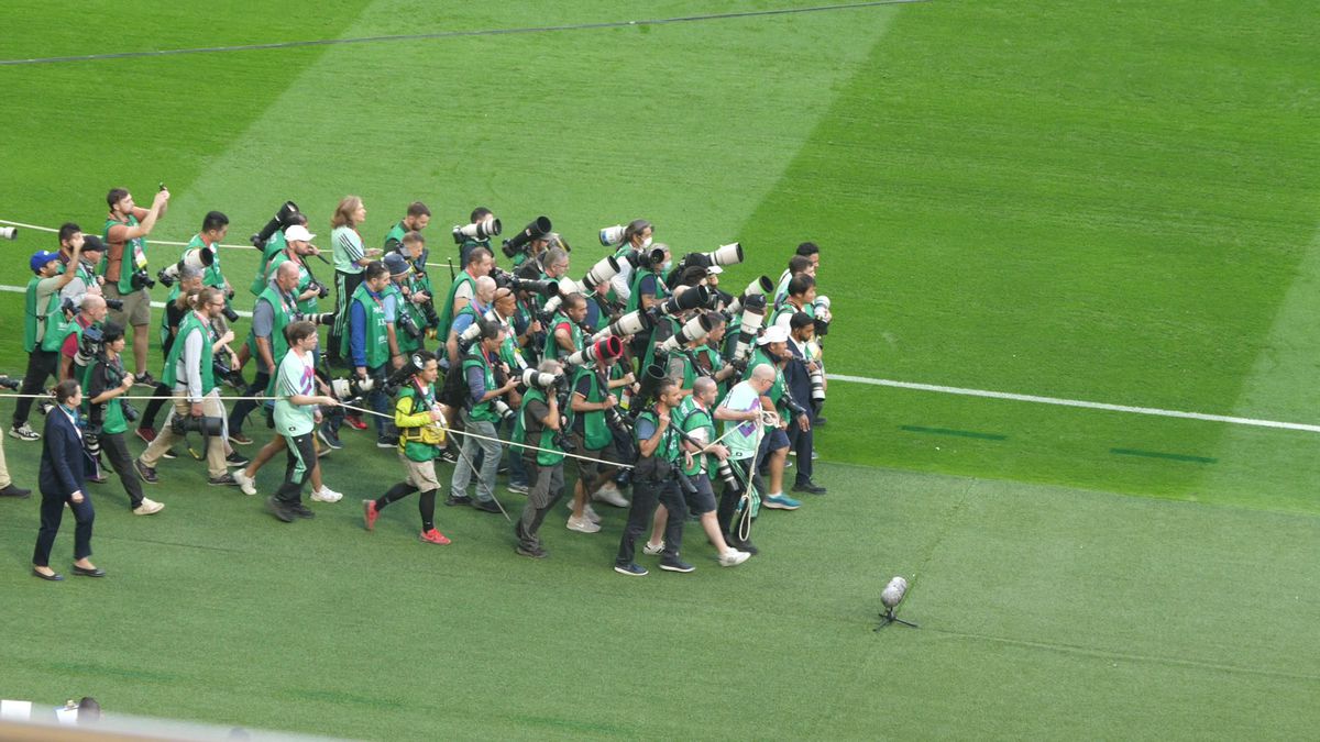 Scene neverosimile surprinse de reporterii GSP la Mondial: „mânați” cu sfoara pe teren, ca în țarc!