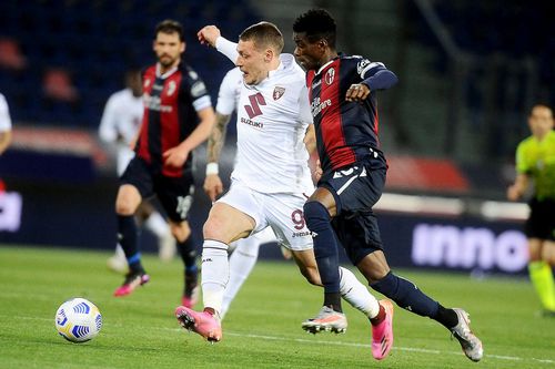 Ibrahima Mbaye, în dreapta, într-un meci de Serie A cu Torino // sursă foto: Guliver/gettyimages