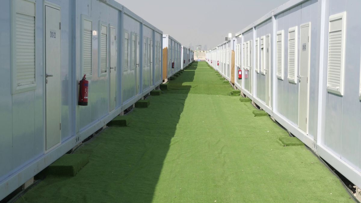 Controversă și cu micul dejun primit de fanii cazați în „orașul” de containere din Doha: „200 de lire pe noapte pentru asta?”