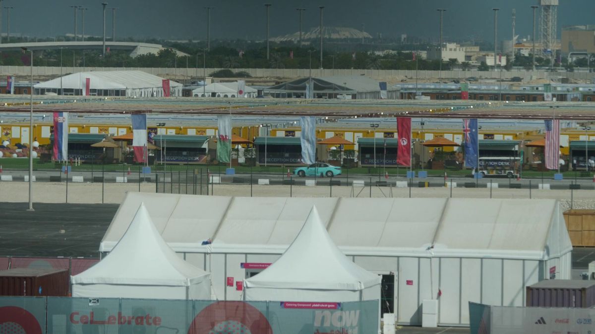 Controversă și cu micul dejun primit de fanii cazați în „orașul” de containere din Doha: „200 de lire pe noapte pentru asta?”