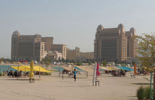 Între meciuri se face plajă în Doha » Detalii inedite surprinse de echipa GSP în Qatar. Cum se reîncarcă fanii: plimbări cu barca, târguri cu mâncare și activități de relaxare