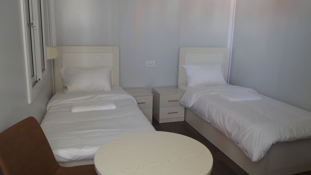 Controversă și cu micul dejun primit de fanii cazați în „orașul” de containere din Doha: „200 de lire pe noapte pentru asta?”