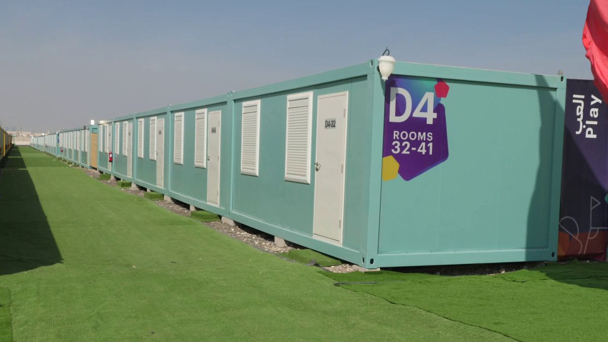 Controversă și cu micul dejun primit de fanii cazați în „orașul” de containere din Doha: „200 de lire pe noapte pentru asta?”