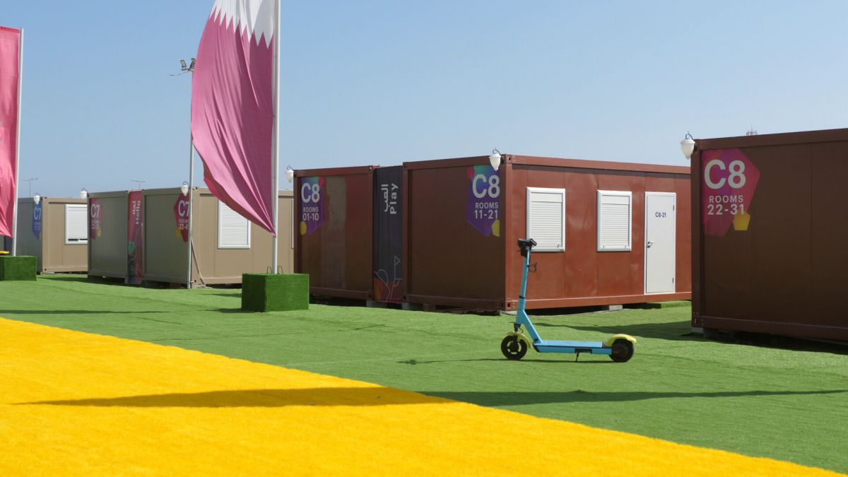 Controversă și cu micul dejun primit de fanii cazați în „orașul” de containere din Doha: „200 de lire pe noapte pentru asta?”