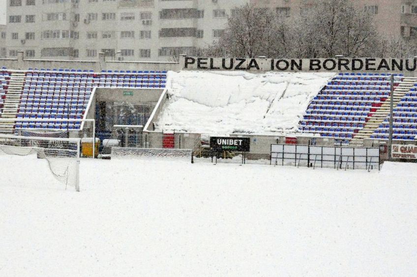 Stadionul din Botoșani este acoperit de zăpadă // sursă foto: Facebook @ Fotbal Club Botoșani