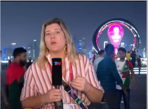 Dominique Metzger a fost jefuită în timp ce transmitea în direct de la Doha, de la Campionatul Mondial de Fotbal. 
Foto: captură Youtube @Todo Noticias