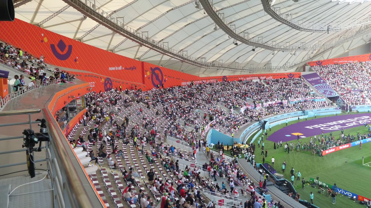 Scene neverosimile surprinse de reporterii GSP la Mondial: „mânați” cu sfoara pe teren, ca în țarc!