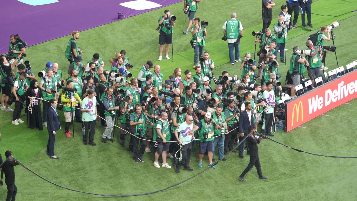 Scene neverosimile surprinse de reporterii GSP la Mondial: „mânați” cu sfoara pe teren, ca în țarc!