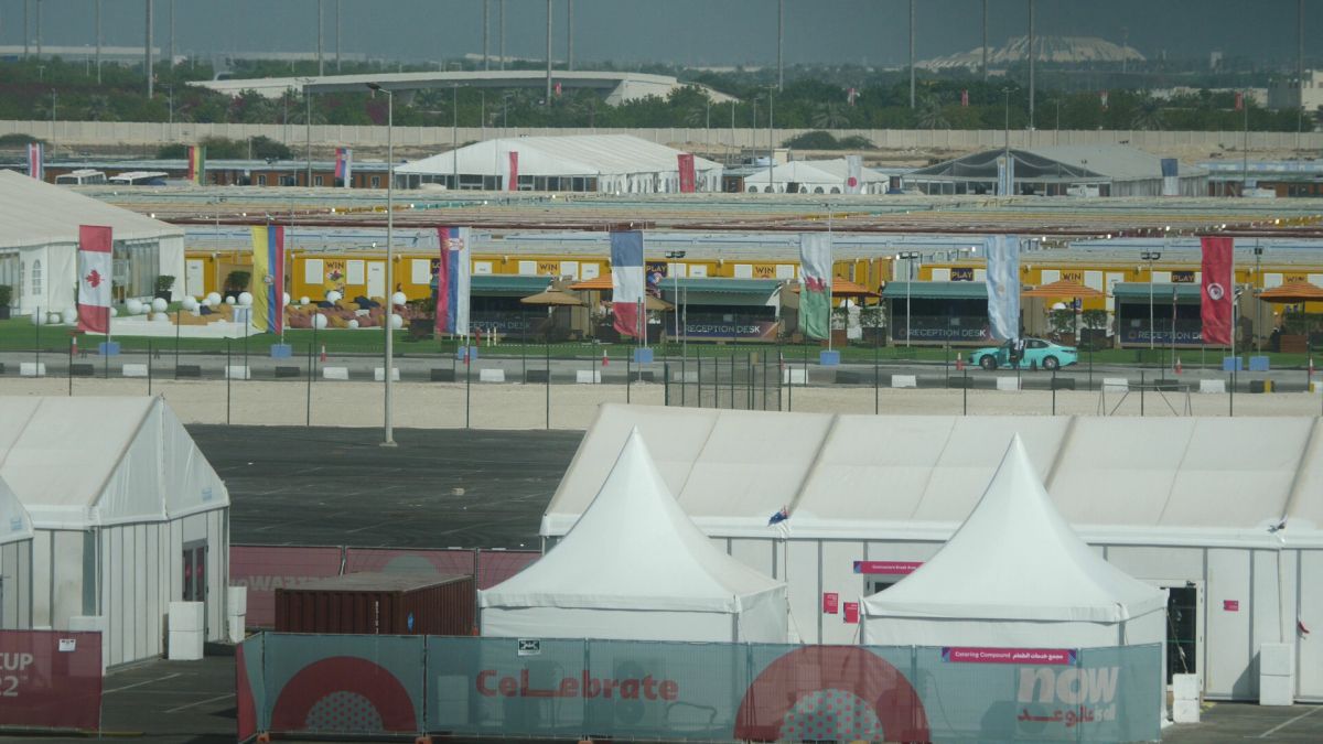 Controversă și cu micul dejun primit de fanii cazați în „orașul” de containere din Doha: „200 de lire pe noapte pentru asta?”