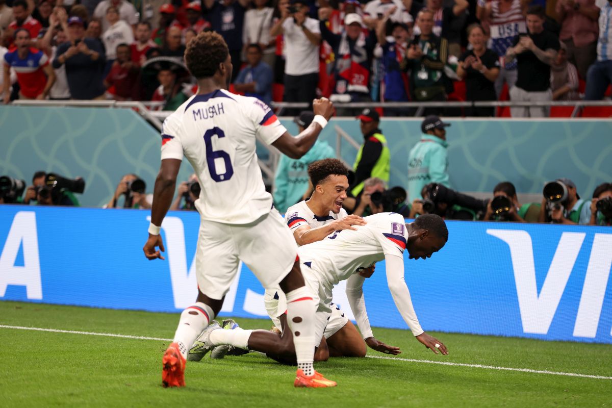 SUA, demonstrație de forță la încălzire » Scene rar întâlnite: cum au încercat americanii să îi intimideze pe galezi