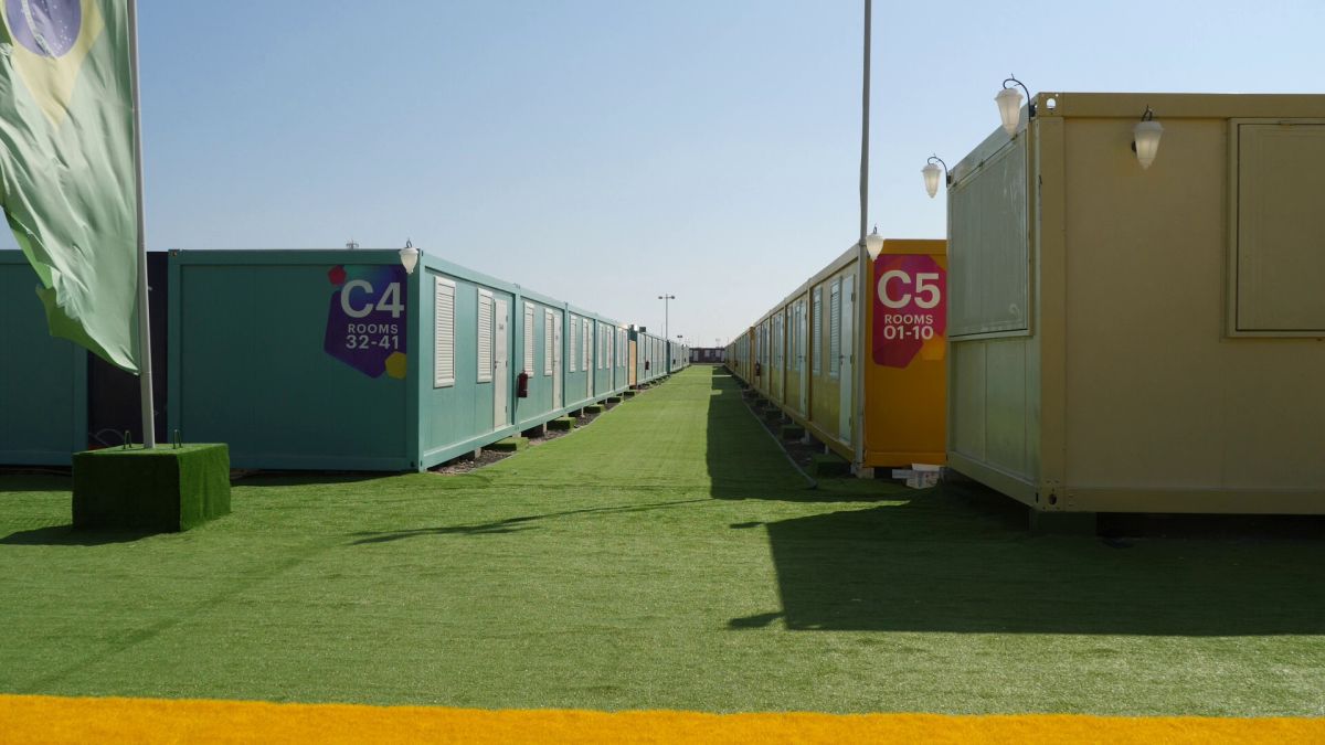 Controversă și cu micul dejun primit de fanii cazați în „orașul” de containere din Doha: „200 de lire pe noapte pentru asta?”