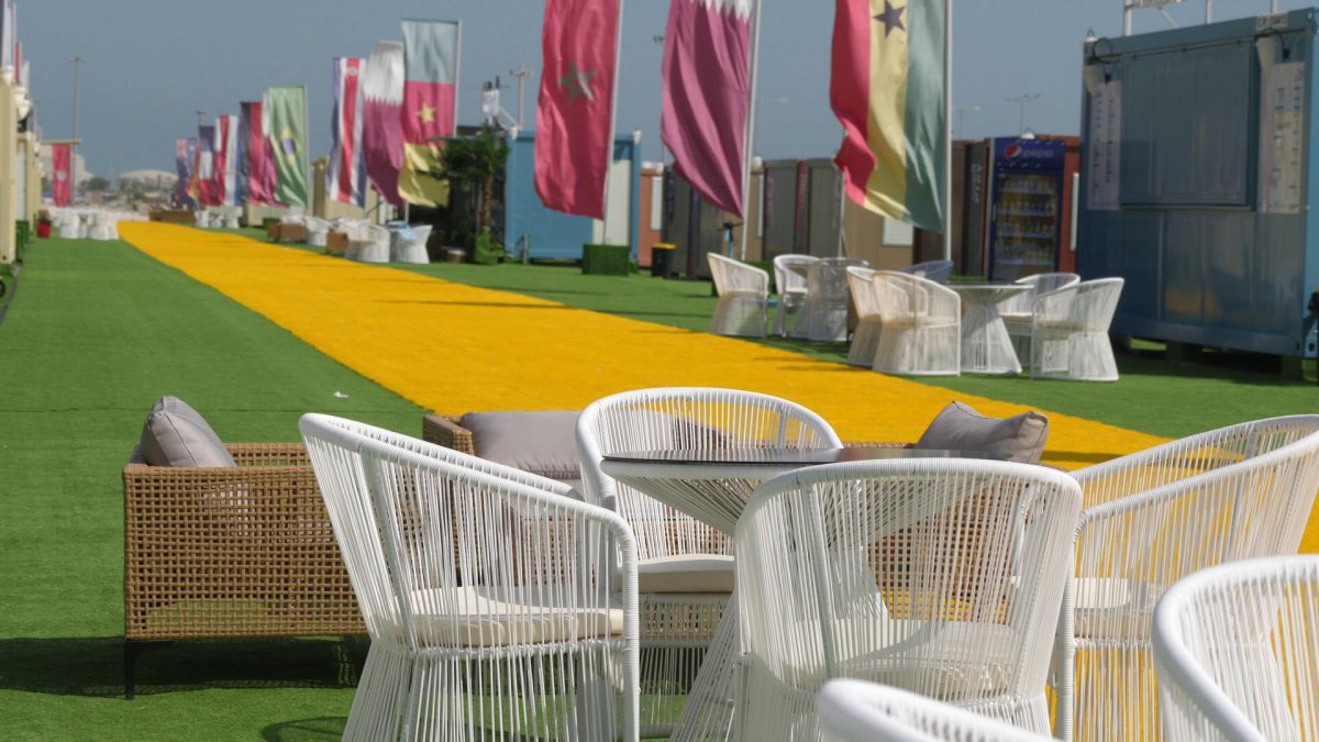 Controversă și cu micul dejun primit de fanii cazați în „orașul” de containere din Doha: „200 de lire pe noapte pentru asta?”