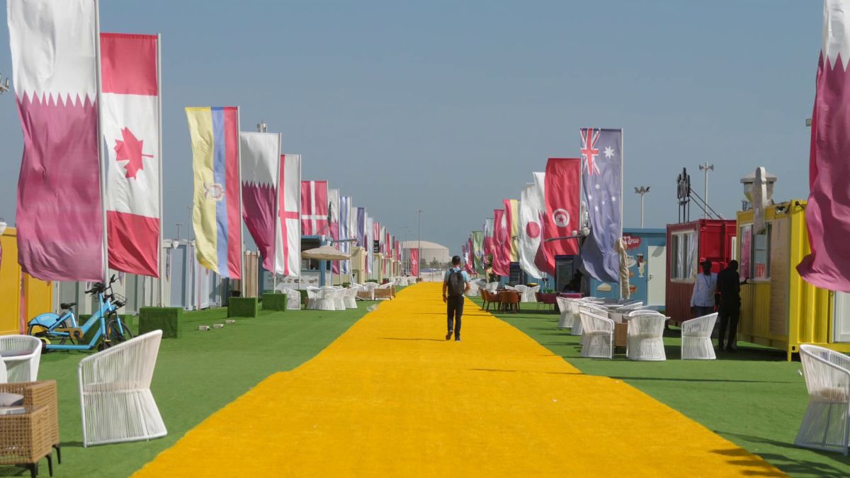 Controversă și cu micul dejun primit de fanii cazați în „orașul” de containere din Doha: „200 de lire pe noapte pentru asta?”