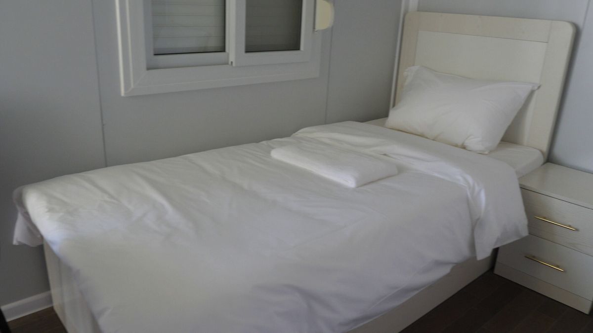 Controversă și cu micul dejun primit de fanii cazați în „orașul” de containere din Doha: „200 de lire pe noapte pentru asta?”