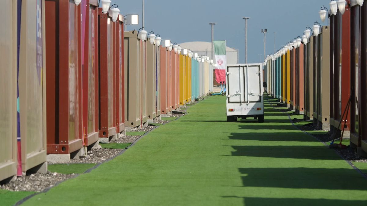 Controversă și cu micul dejun primit de fanii cazați în „orașul” de containere din Doha: „200 de lire pe noapte pentru asta?”