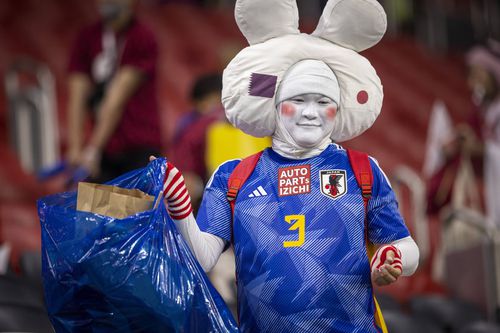 Fan japonez în timp ce face curat după Qatar - Ecuador 0-2/ foto Imago Images