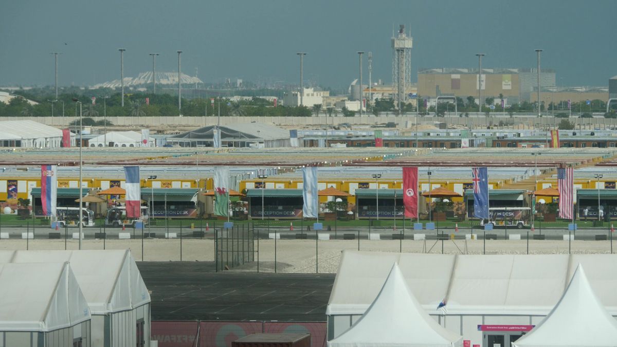 Controversă și cu micul dejun primit de fanii cazați în „orașul” de containere din Doha: „200 de lire pe noapte pentru asta?”