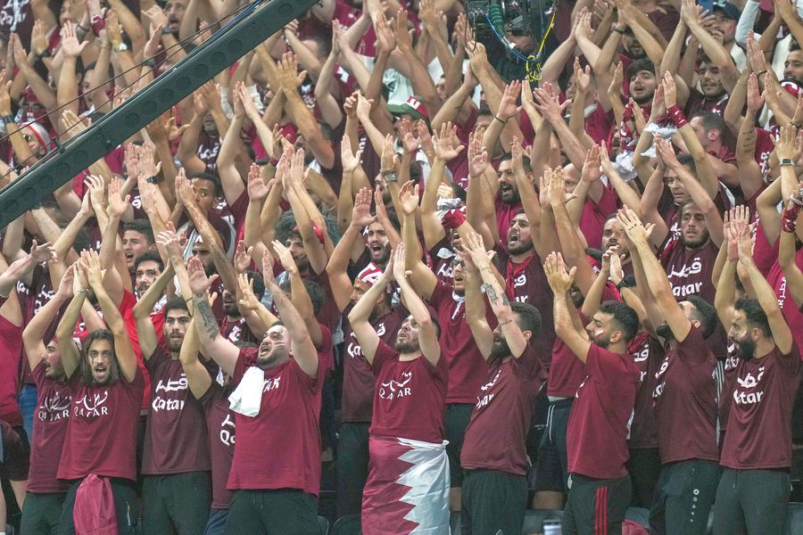 Misterul fanilor qatarieni » Așa-zișii „Qatar Ultras” sunt, de fapt, străini veniți la muncă în țara-gazdă a Mondialului