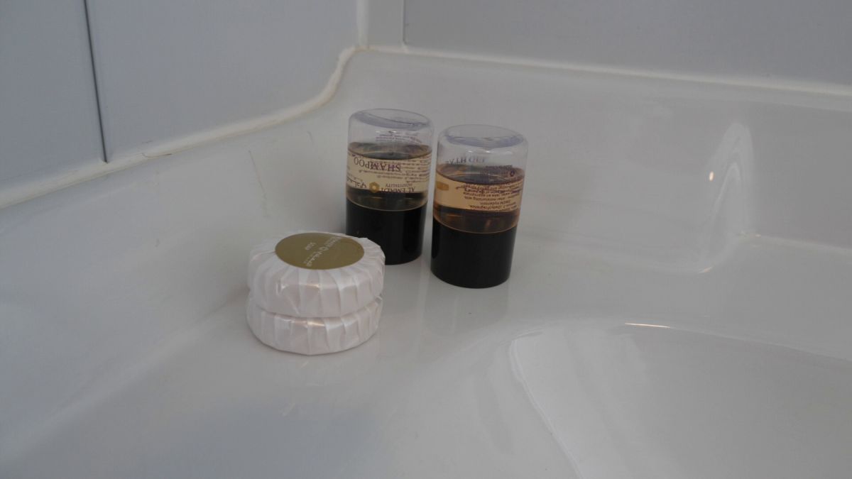 Controversă și cu micul dejun primit de fanii cazați în „orașul” de containere din Doha: „200 de lire pe noapte pentru asta?”