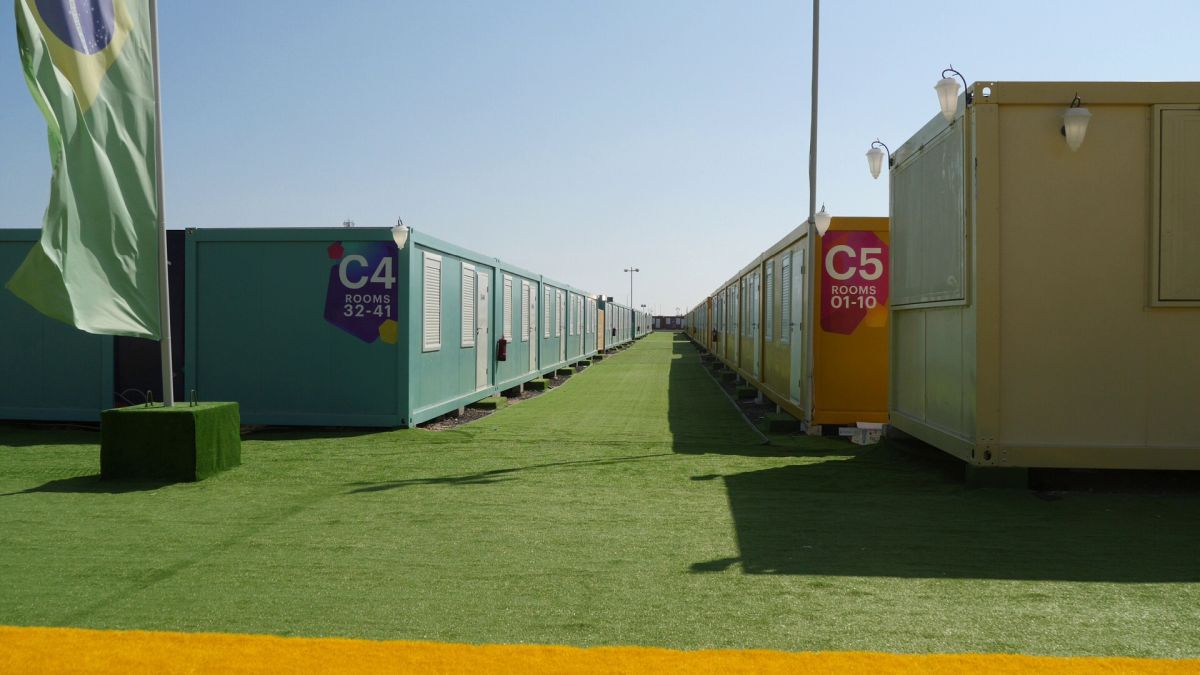 Controversă și cu micul dejun primit de fanii cazați în „orașul” de containere din Doha: „200 de lire pe noapte pentru asta?”