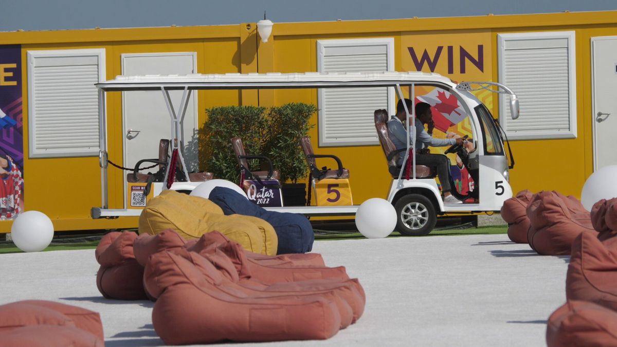 Controversă și cu micul dejun primit de fanii cazați în „orașul” de containere din Doha: „200 de lire pe noapte pentru asta?”