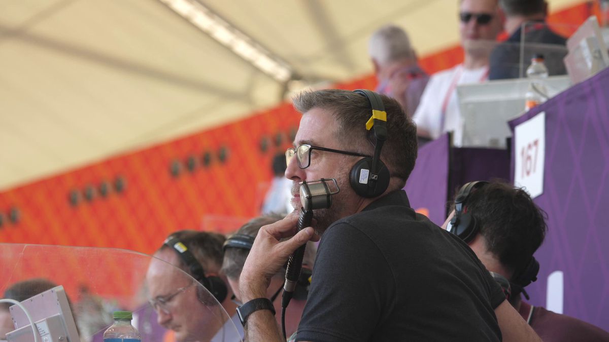 Scene neverosimile surprinse de reporterii GSP la Mondial: „mânați” cu sfoara pe teren, ca în țarc!