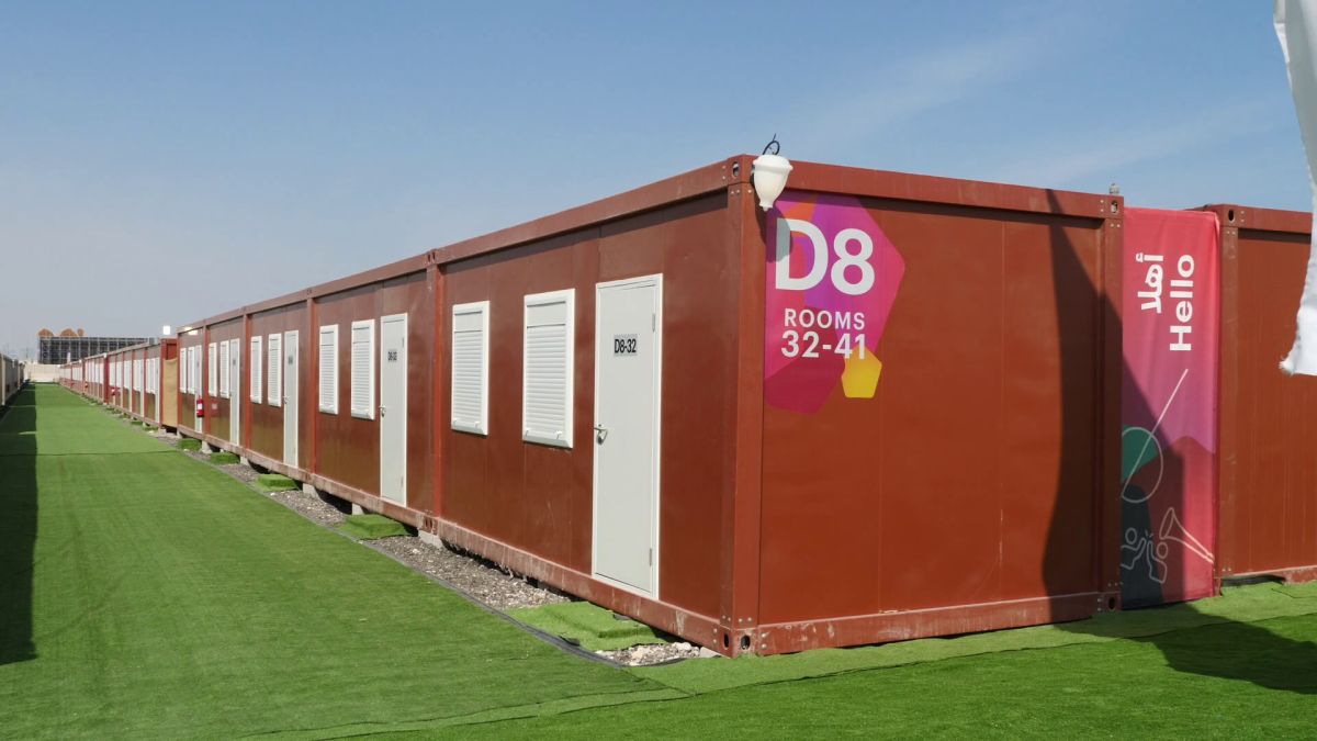 Controversă și cu micul dejun primit de fanii cazați în „orașul” de containere din Doha: „200 de lire pe noapte pentru asta?”