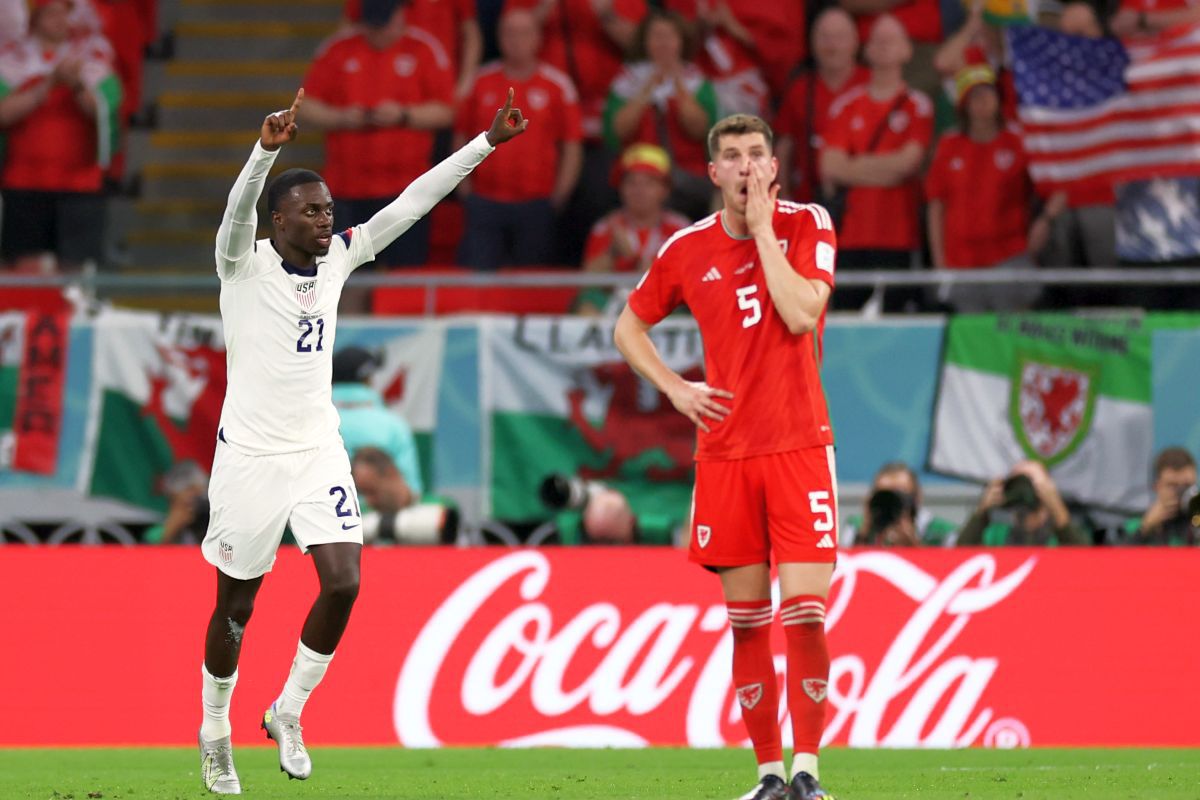 SUA, demonstrație de forță la încălzire » Scene rar întâlnite: cum au încercat americanii să îi intimideze pe galezi