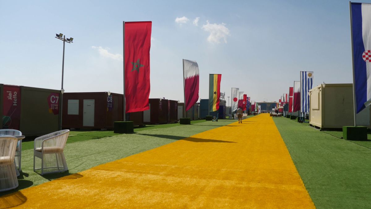 Controversă și cu micul dejun primit de fanii cazați în „orașul” de containere din Doha: „200 de lire pe noapte pentru asta?”
